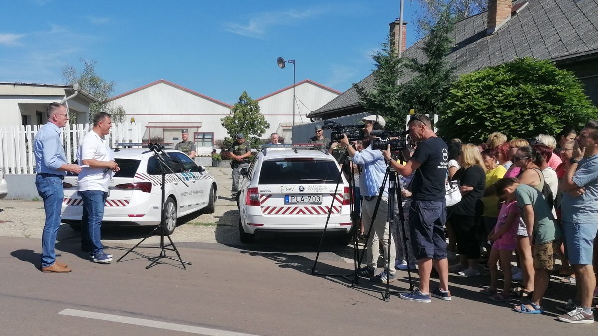 Horváth László tart sajtótájékoztatót, és informálja a dolgozókat