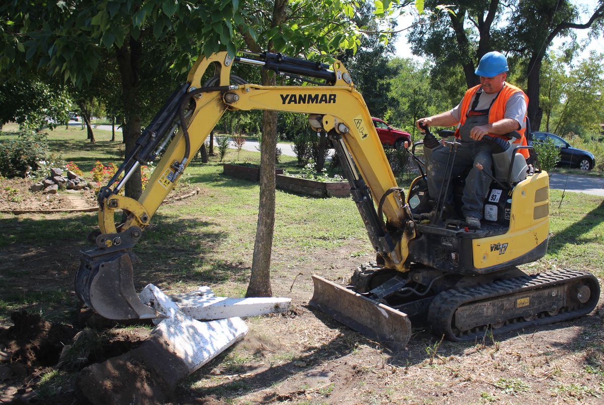 Az állomás környezetében is van tereprendezés, a pad és az egyik fa helyére fedett biciklitároló és pihenőhely épül