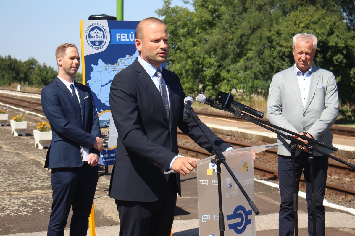 Nagy Bálint államtitkár a sajtótájékoztatón