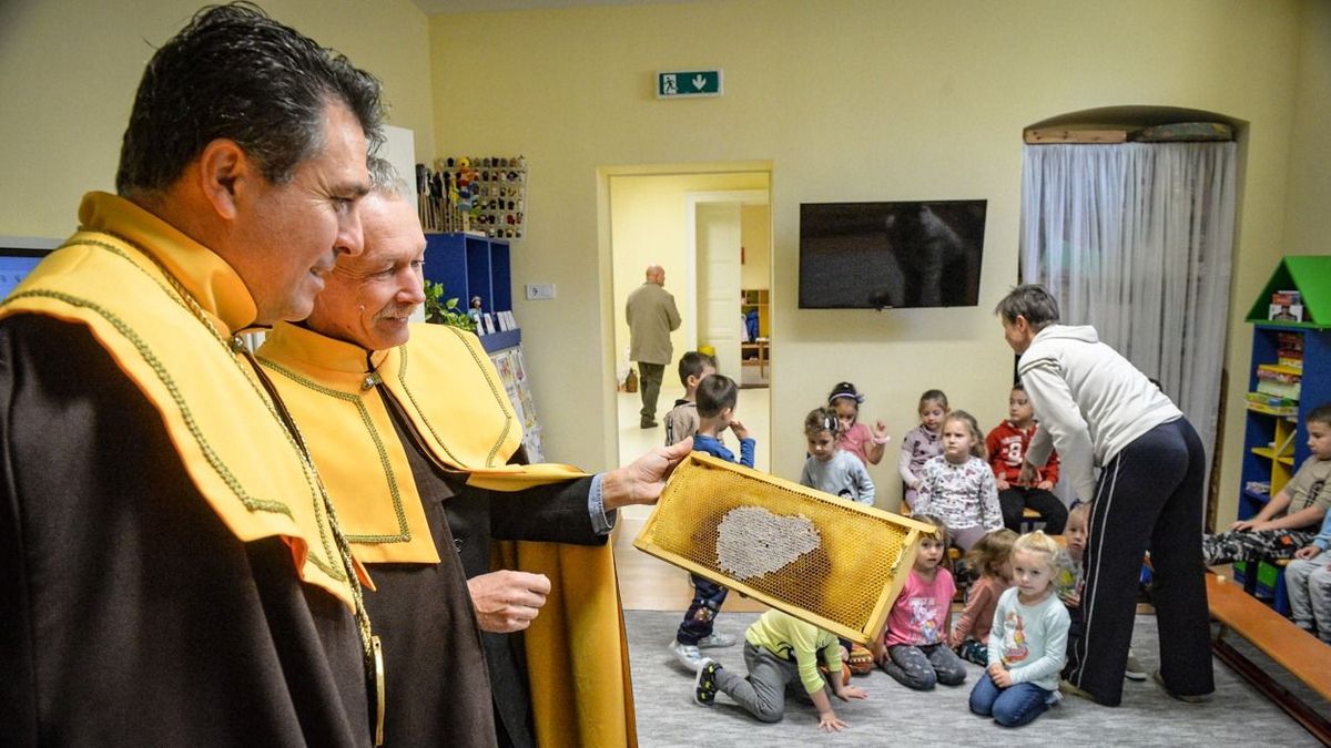 A méz Hevesben is kedvelt csemege - Bakó Zsolt (balról) az atkári óvodások tavalyi mézes reggelijén 