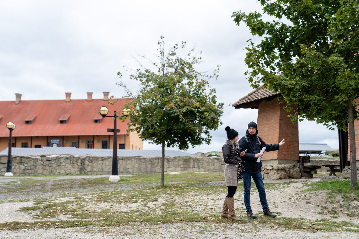 Dél felől északi irányba valósul meg az egri várban a parkosítás az állagmegóvó munkák után Fotó: Balogh Tibor/heol.hu