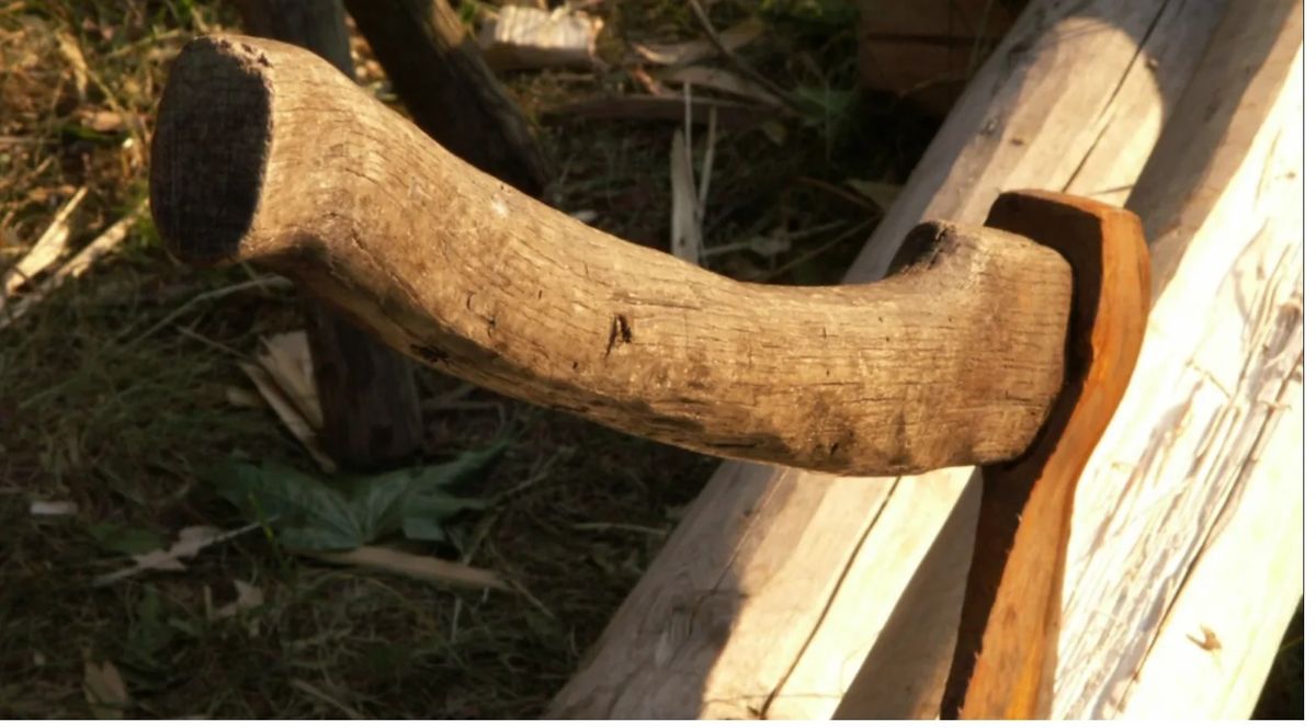 Saját nagyapját baltával feyegette