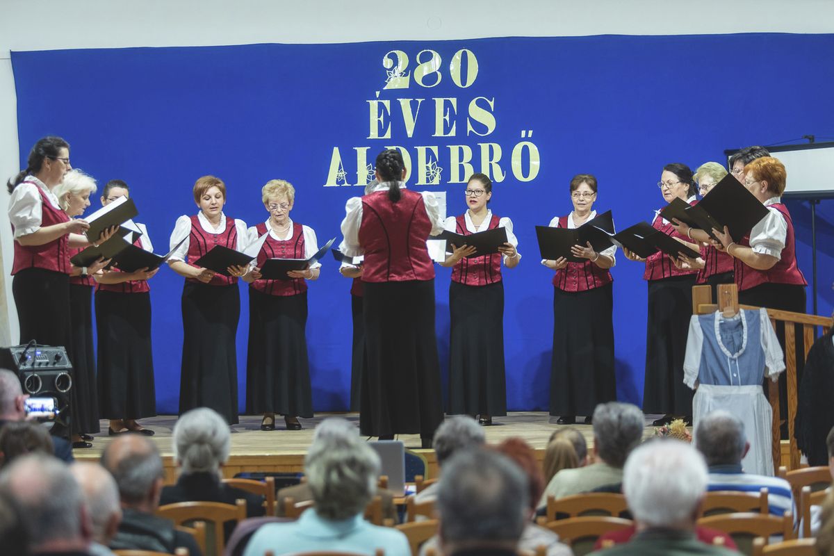 Aki Aldebrőre költözne, annak az önazonossági rendelet értelmében tiszteletben kell tartania a település német hagyományait