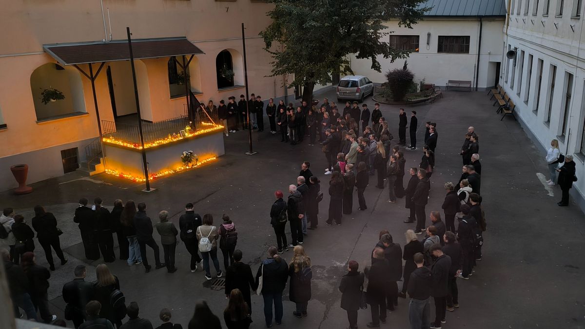 Könnyeiket törölgették a gyászoló diákok szeretett tanáruk búcsúztatóján az egri gimnáziumban