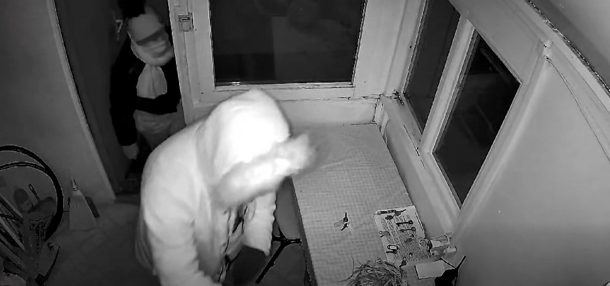 A térfigyelő kamera újra rögzítette, ahogy két gyanús személy betör a piacra Egerben