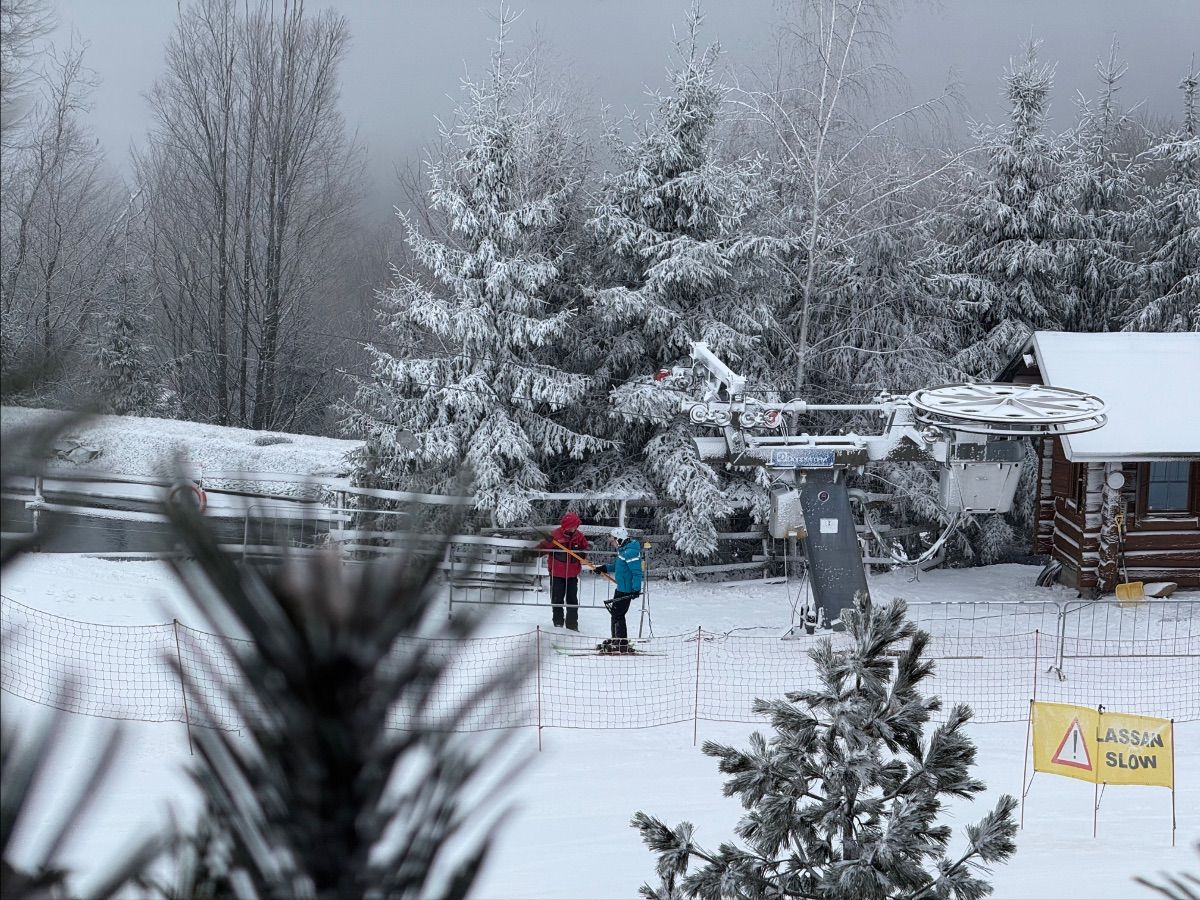 Friss hó borítja a Sípark Mátraszentistván pályáit – a tél eddigi legnagyobb havazása érkezhet a Mátrába.