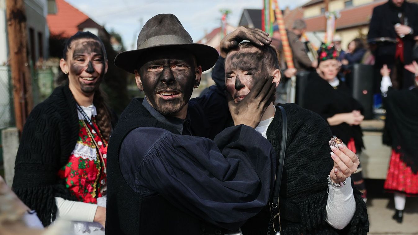 Az arcokra kent korom mindannyiunk lelkét tisztábbá varázsolja – reméltek...