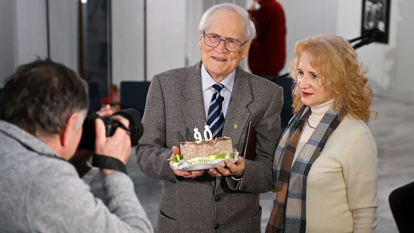 A fotós kilencven éves, első fényképezőgépét 1946-ban kapta, Időszeletek címmel...