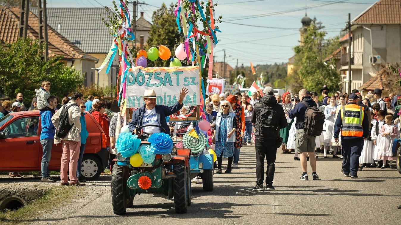 Retro hangulat, látványos felvonulás: ilyen a majális Felsőtárkányban