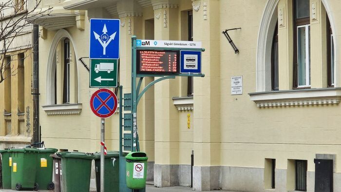 Tényleg kell az agyonszabályozott KRESZ? Kis egri utcában lehet ott a válasz, nagyot nézett a tanuló és az oktató