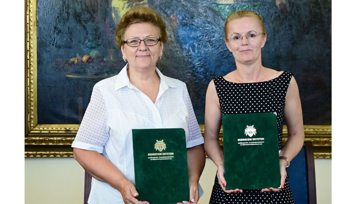 Rónai Kálmánné, a Bükki Nemzeti Park Igazgatóság (BNPI) igazgatója és Fenyves Veronika, a Debreceni Egyetem oktatási elnöke Fotó: BNPI