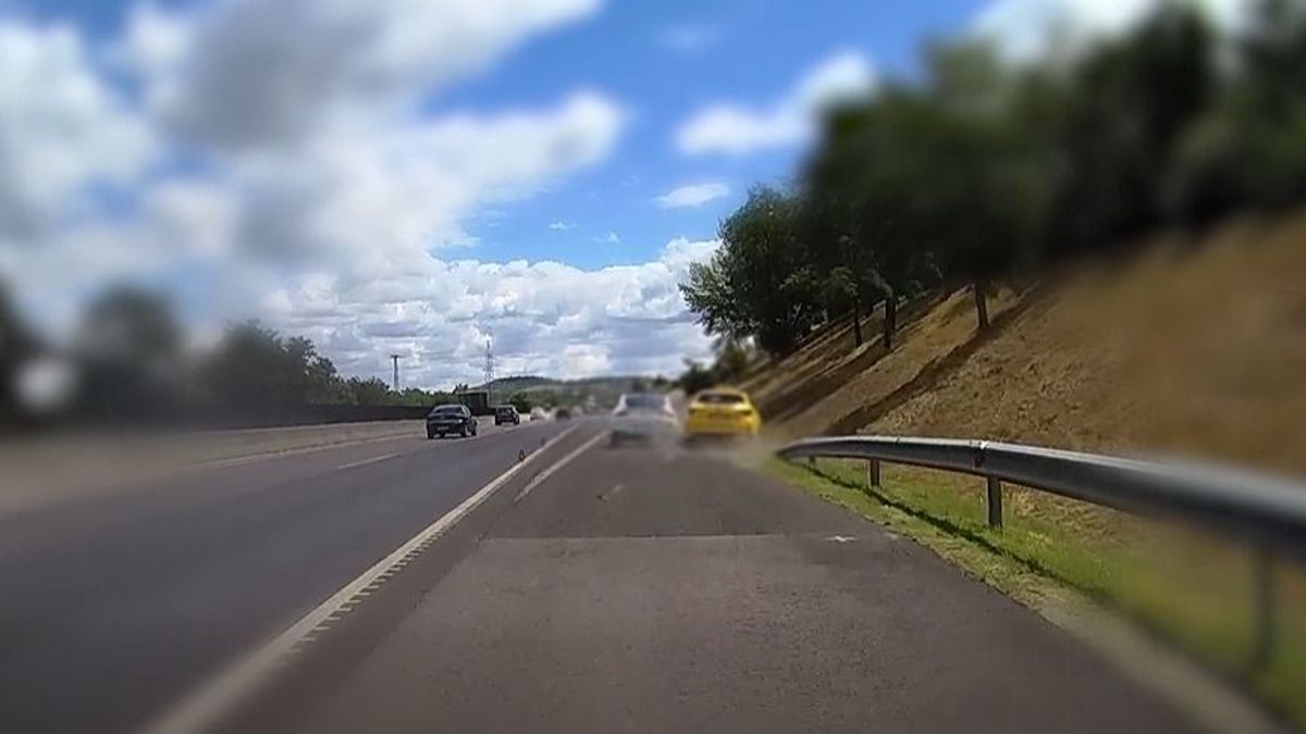 Centiken múlt a katasztrófa: durva ütközést rögzített a kamera az M3-ason – videóval