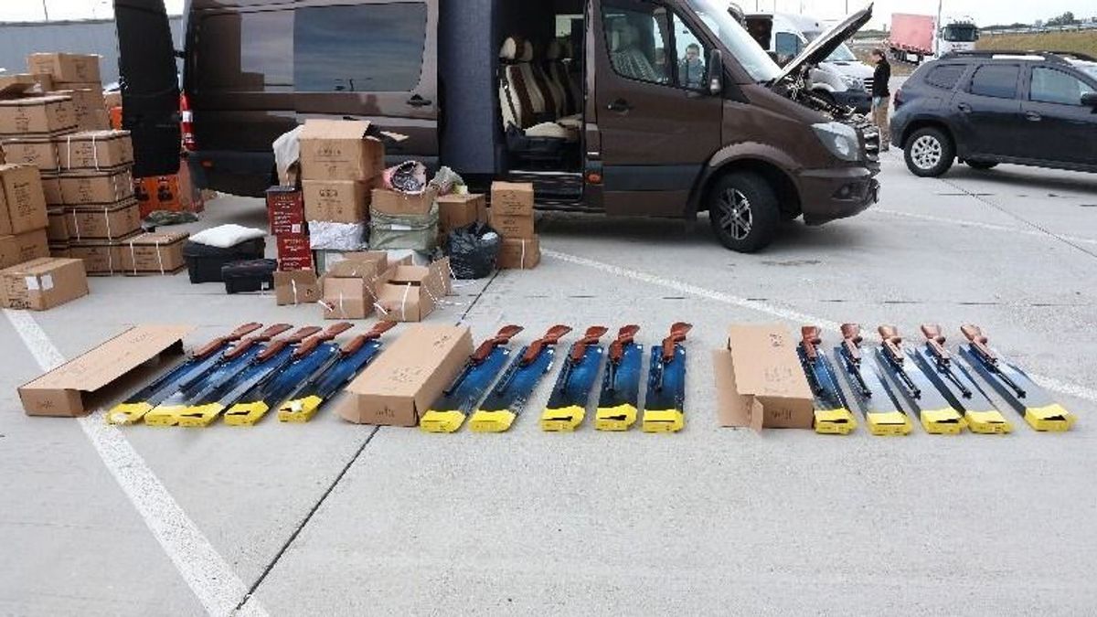 Brutális fegyverarzenál: bilincs kattant a hevesi férfi kezén, 364 fegyvert találtak a nyomozók