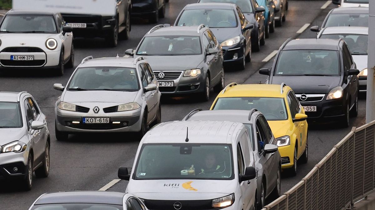 Baleset miatt kilométeres torlódás alakult ki az M3-ason a Forma-1-es verseny pénteki napján