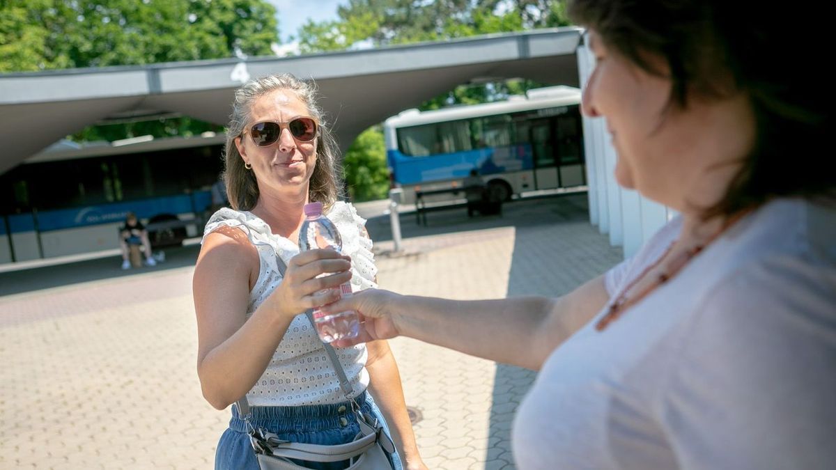 Berobbant a brutális forróság Hevesbe, ingyen vízzel segíti a MÁV az utasokat
