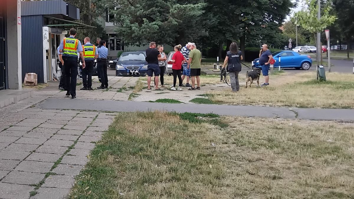 Kutyákkal helyszínelnek a Malomárok utcán a rendőrök