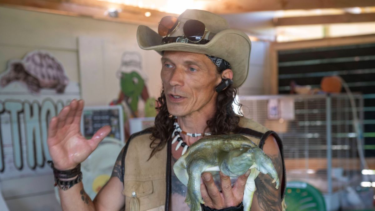 Heves mellett él a magyar Krokodil Dundee! Nem is hinnéd, miket nevel az országos hírű állatparkban – videóval