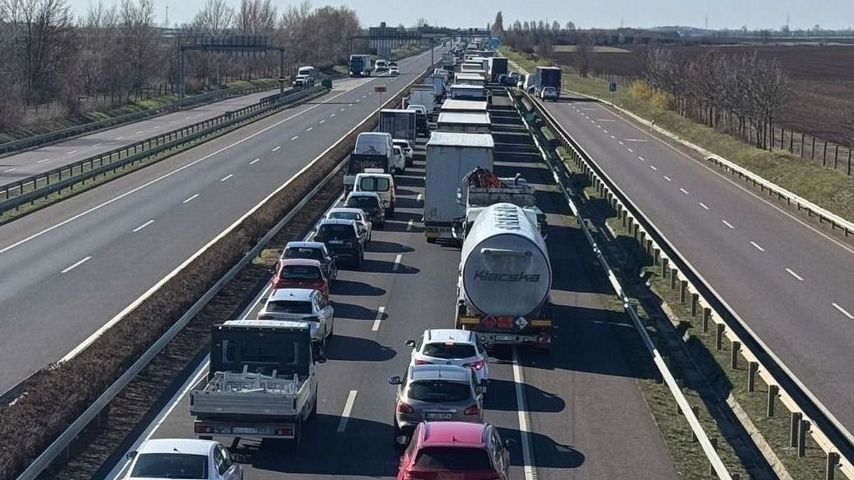 Kamionnal karambolozott egy furgon az M3-ason, mutatjuk, hol akadozik a forgalom