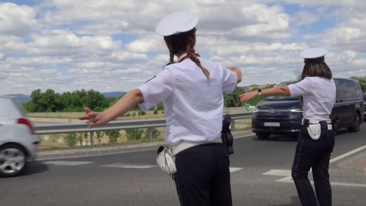 Forma-1-es roham: videón, hogyan próbálnak úrrá lenni a hatalmas tömegen a zsaruk