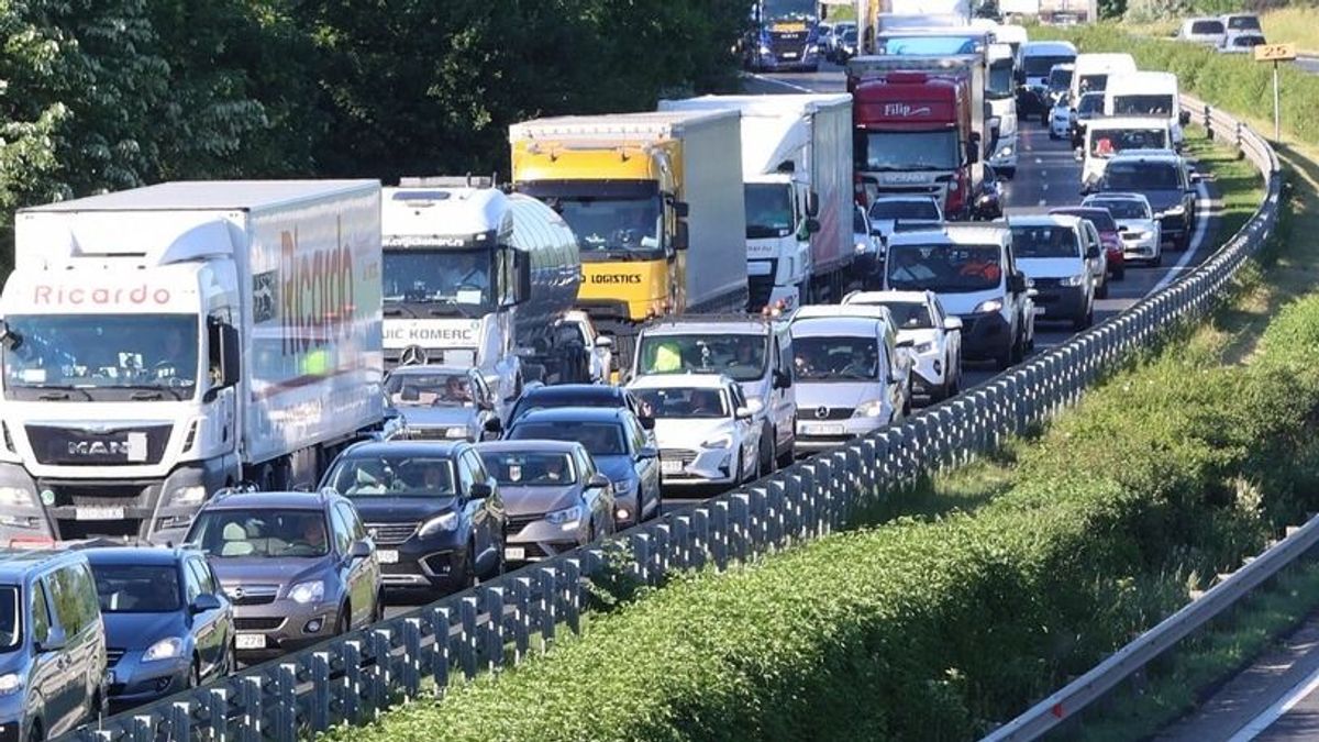 Több kilométeres a dugó az M3-ason