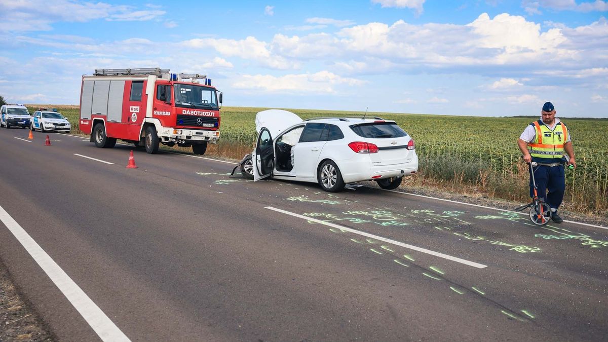 Videón és fotókon a frontális karambol a 3-as főúton