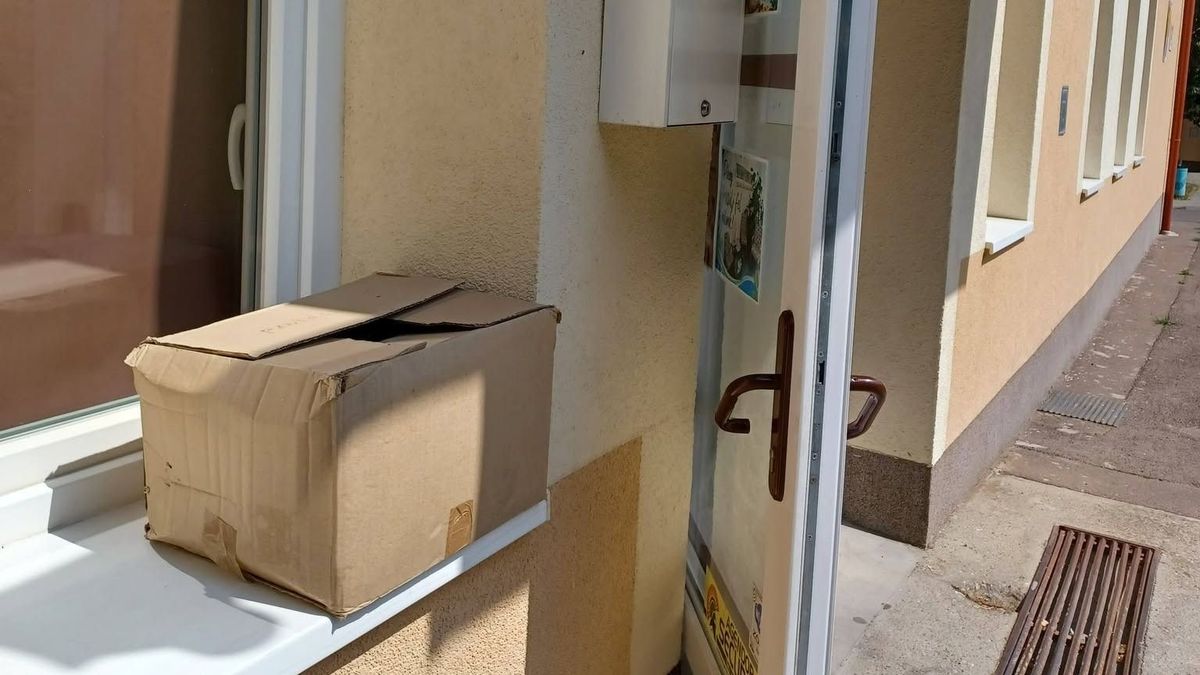 Rejtélyes csomag érkezett az ostorosi könyvtárhoz – keresik, ki hagyta ott