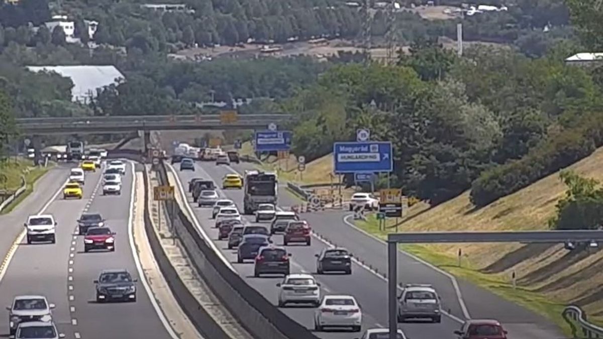 Motoros rendőr szeme láttára történt durva baleset az M3-ason, a kamera mindent felvett!