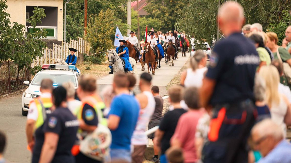 Fergeteges felvonulás és szőlőáldás: így mulattak a bor és nóta ünnepén Verpeléten! – fotók, videó