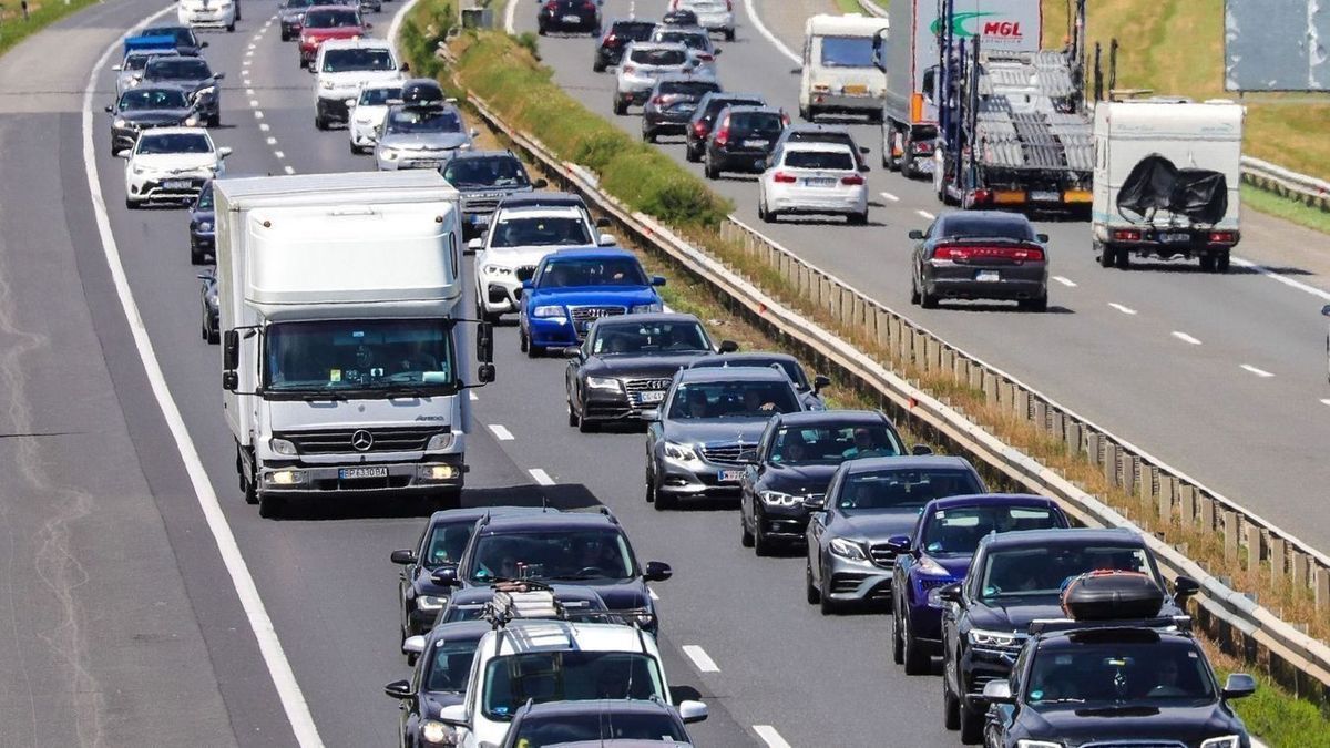 Lángokba borult egy autó az M3-ason: több kilométeres a dugó!