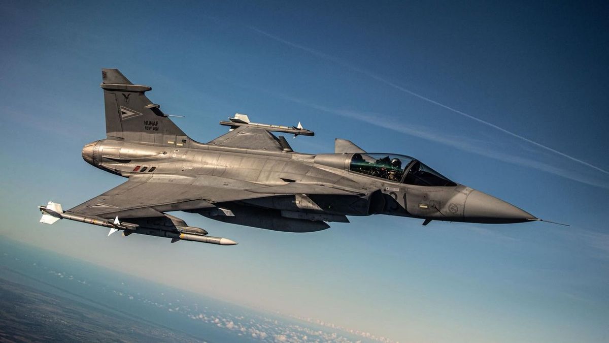 Drámai pillanatok: lezuhant egy Gripen, a pilóta katapultált