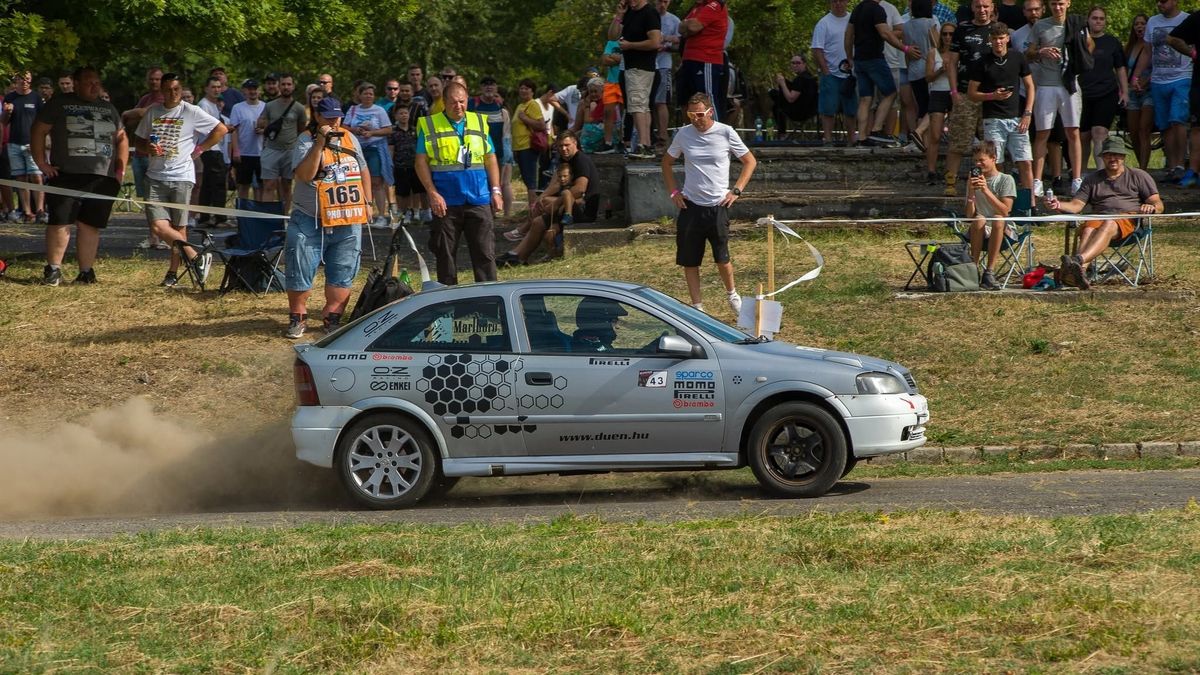 Benzingőz, motorzúgás és látványos manőverek Bélapátfalván