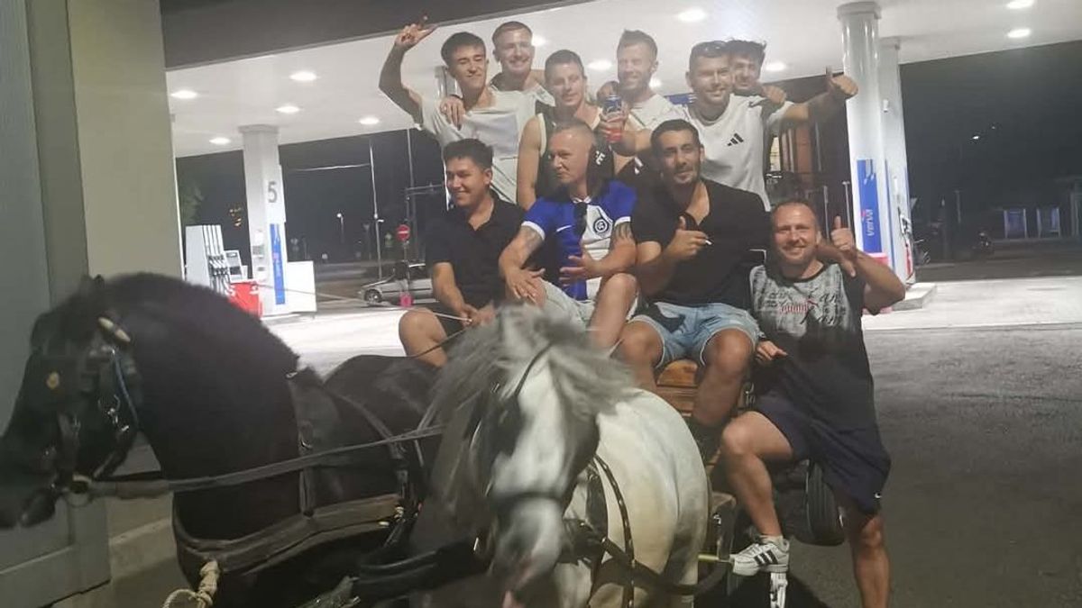 Tarnamente SSZE: nagyot megy a kompolti futballisták gyöngyösi fogathajtása - video