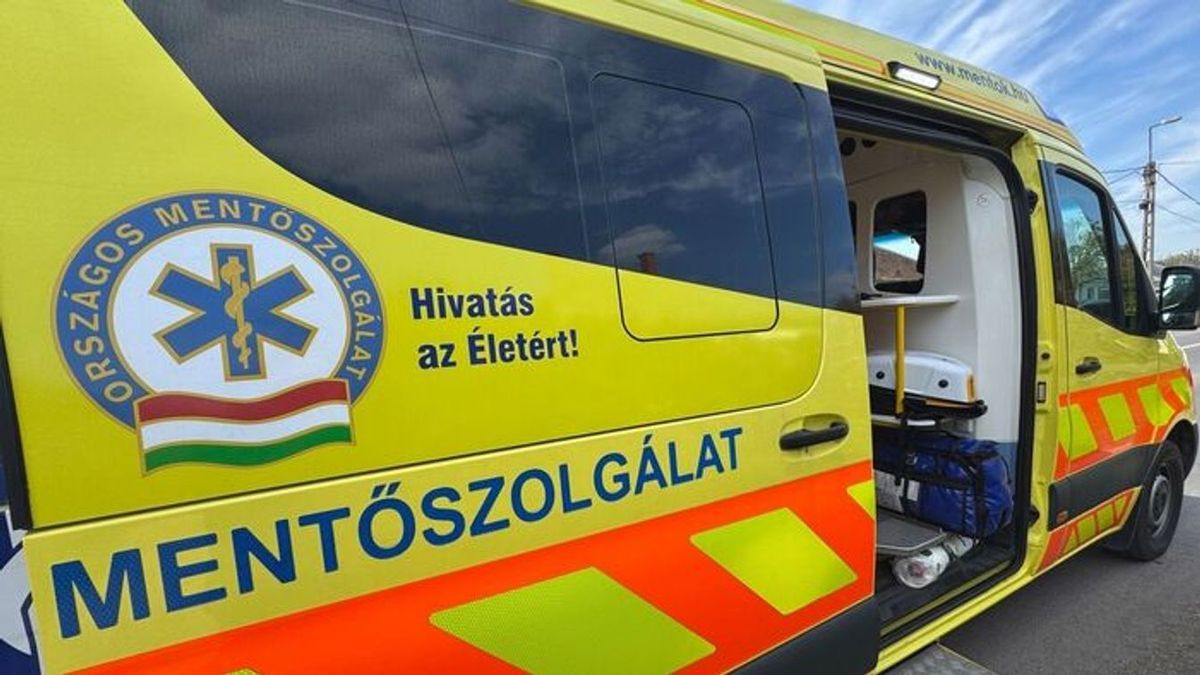 Nagy csattanás Adácson: parkoló autónak hajtott, majd árokba csapódott