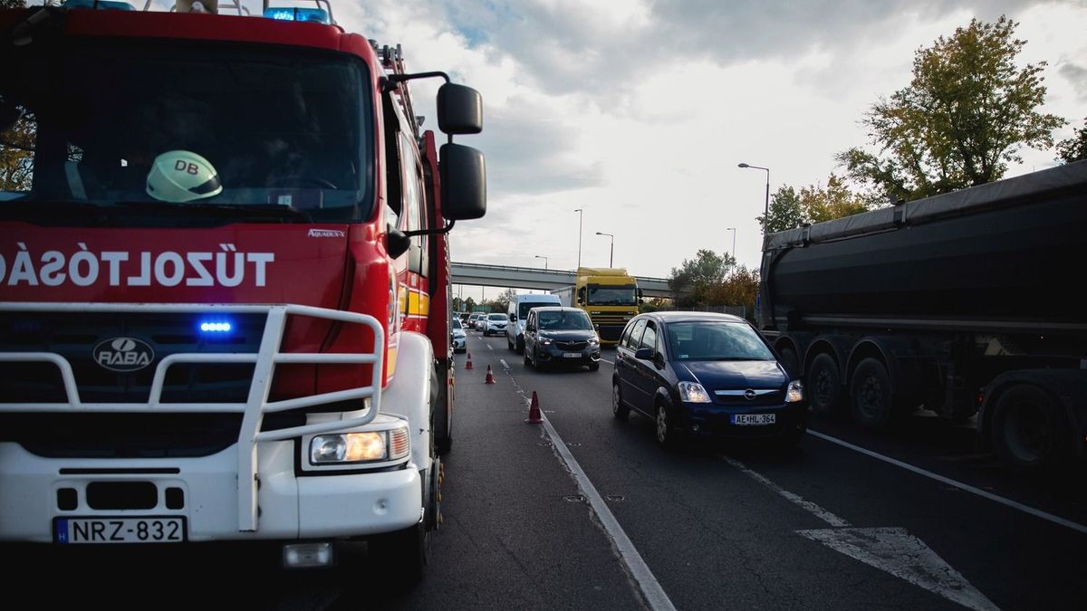 Teherautó és személyautó csapódott egymásba az M3-ason! Mutatjuk, hol kell torlódásra készülni!