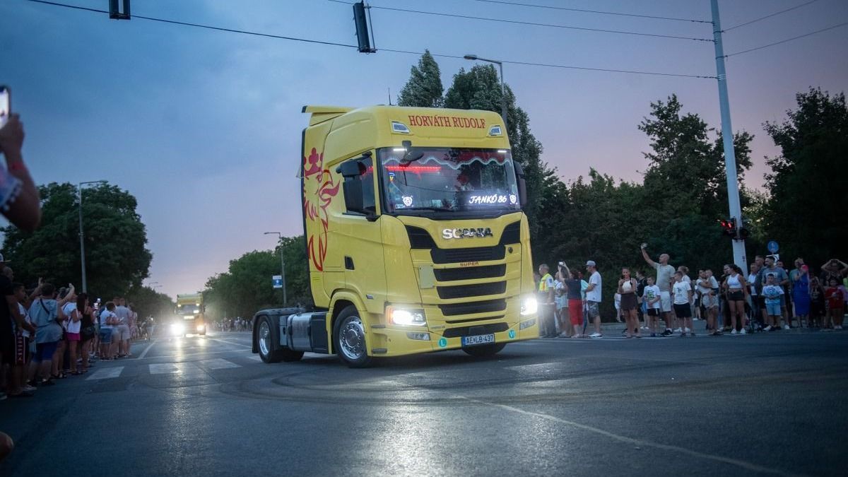 Több mint 600 kamion dübörgött végig a hajdúsági városon – hevesi sofőrök is nyomták a gázfröccsöket (videó)