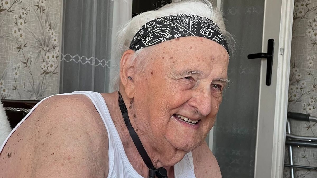 Csupa szeretet és derű: 90 éves lett a hevesi iskolaigazgató, a táblagépet is vidáman kezeli