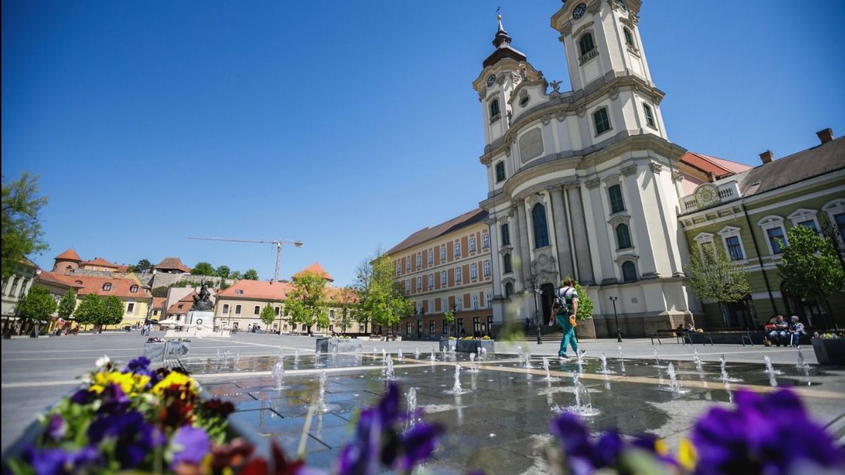 Olaj ömlött a Dobó térre a Gárdonyi Napok alatt: kiderült mi lett a sorsa a tér burkolatának
