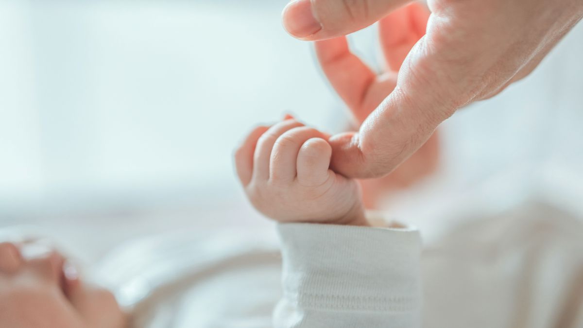 Szívmelengető program indul: önkéntes babasimogatókat keresnek a hevesi kórházakba is