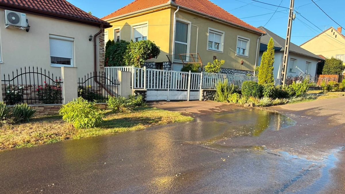 Komoly csőtörésre ébredtek Egerben, hömpölyög a víz az utcán – több helyen vízhiányra kell számítani (videó)