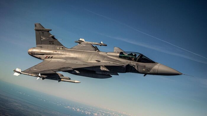 Drámai pillanatok: lezuhant egy Gripen, a pilóta katapultált