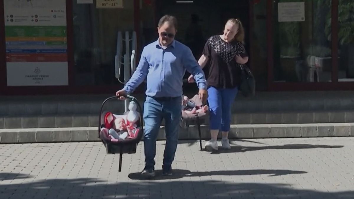 Öt hónapig nem engedték haza a szajlai ikerbabákat az édesanyjukkal – most mégis együtt hagyhatták el a kórházat– videó