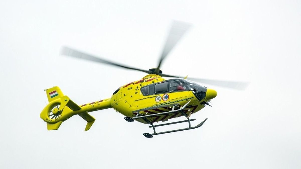 Szalagkorlát közé szorult a motoros a 24-esen, mentőhelikopter is a helyszínen