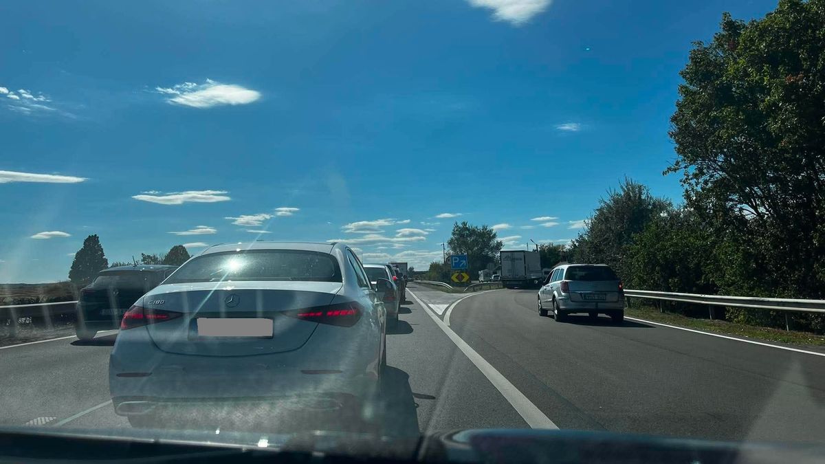 Áll a forgalom az M3-ason, baleset bénítja a közlekedést a főváros felé