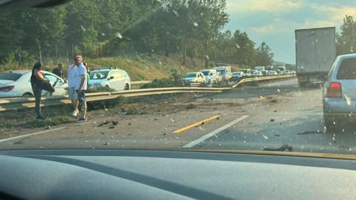 Darabokra tört egy Mercedes az M3-ason, kilométeres dugó bénítja a forgalmat