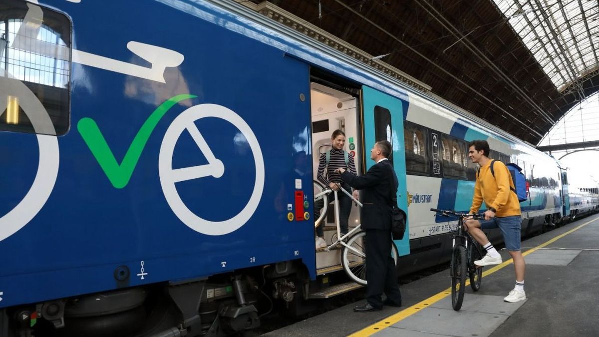 Komoly kedvezmény jön a vonatokon, buszokon – mutatjuk, mikor lép életbe