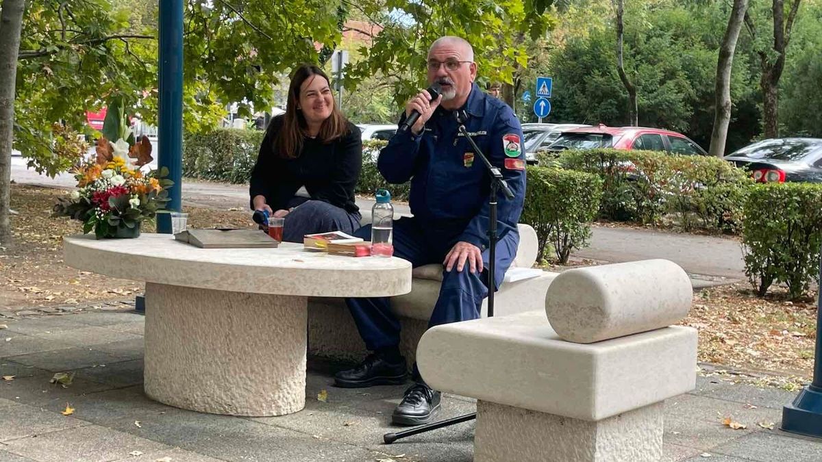 Le a kalappal! Olyat vállalt a tűzoltó Egerben, amit mindenki tátott szájjal nézett