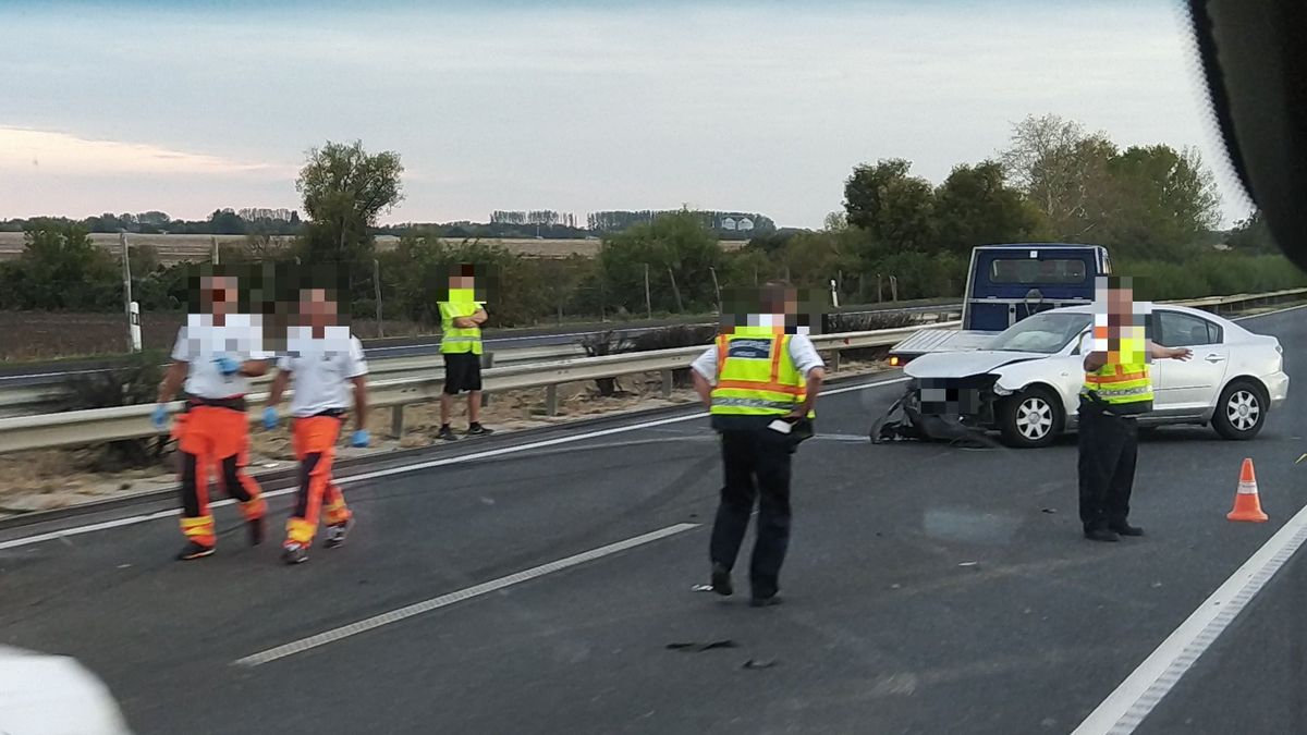 Szalagkorlátnak csapódott egy autó az M3-ason – helyszíni fotókon a baleset