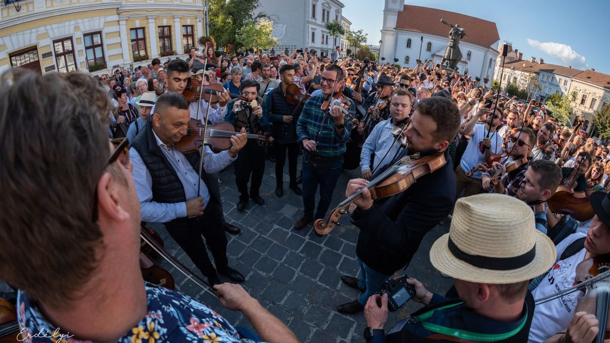Száz zenész és ezer táncos tölti meg Székelyudvarhelyt