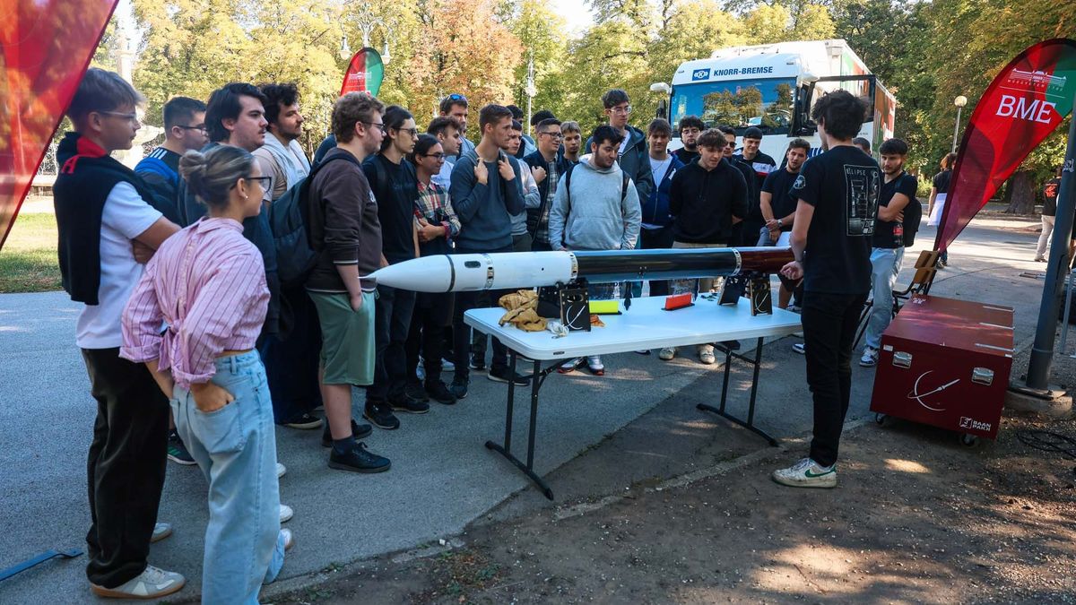 Különleges kamion parkolt le Egerben: rakétával és robotokkal nyűgözték le a tömeget – fotók, videó