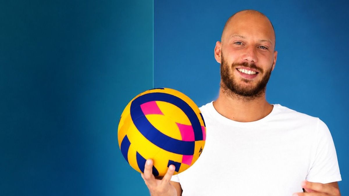 Úszik a sikerben: az egri medencéből vezetett a sármos sportoló útja a világ élvonalába